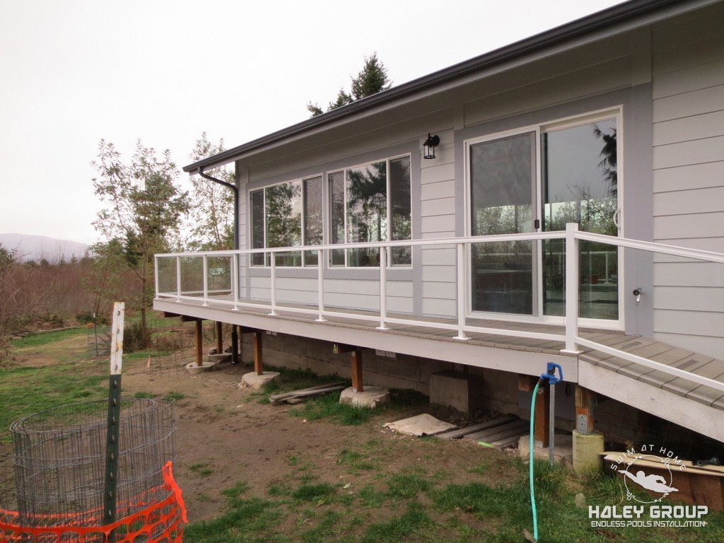 Side of the sunroom with sliding door onto the deck